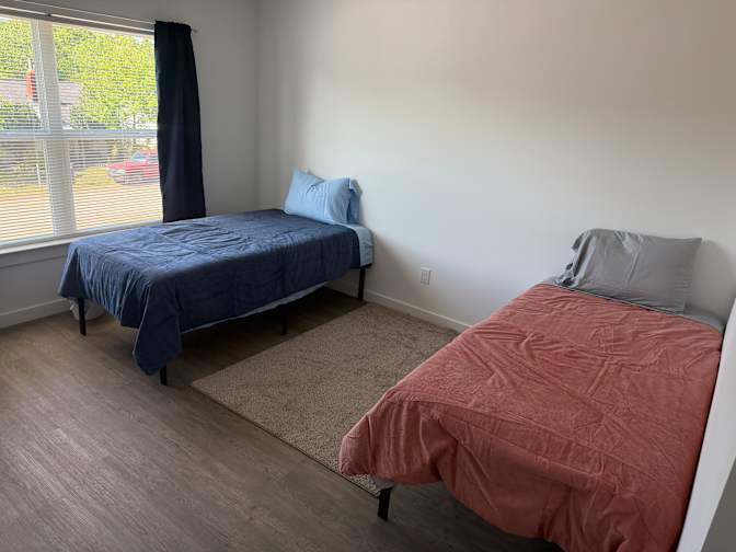 leslie's room