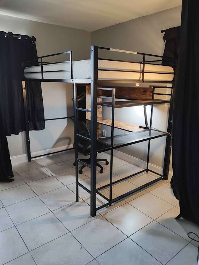 Jay Thomas's room