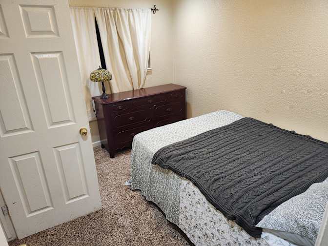 Stephanie Arrazate's room