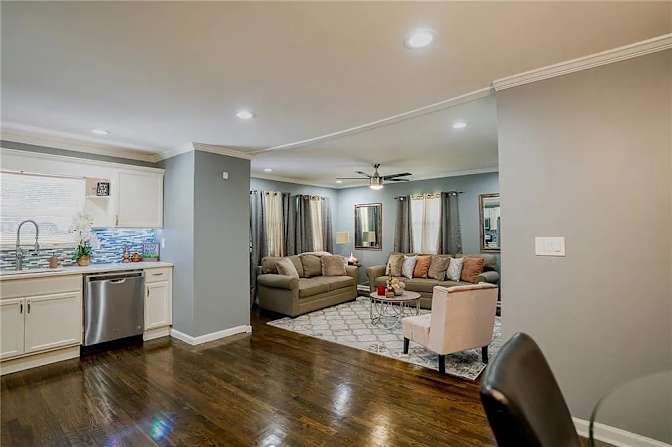 Alcove Rooms's room