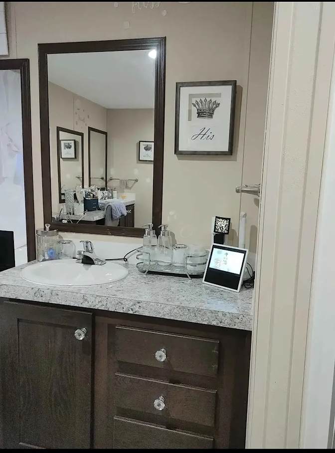Alcove Rooms's room