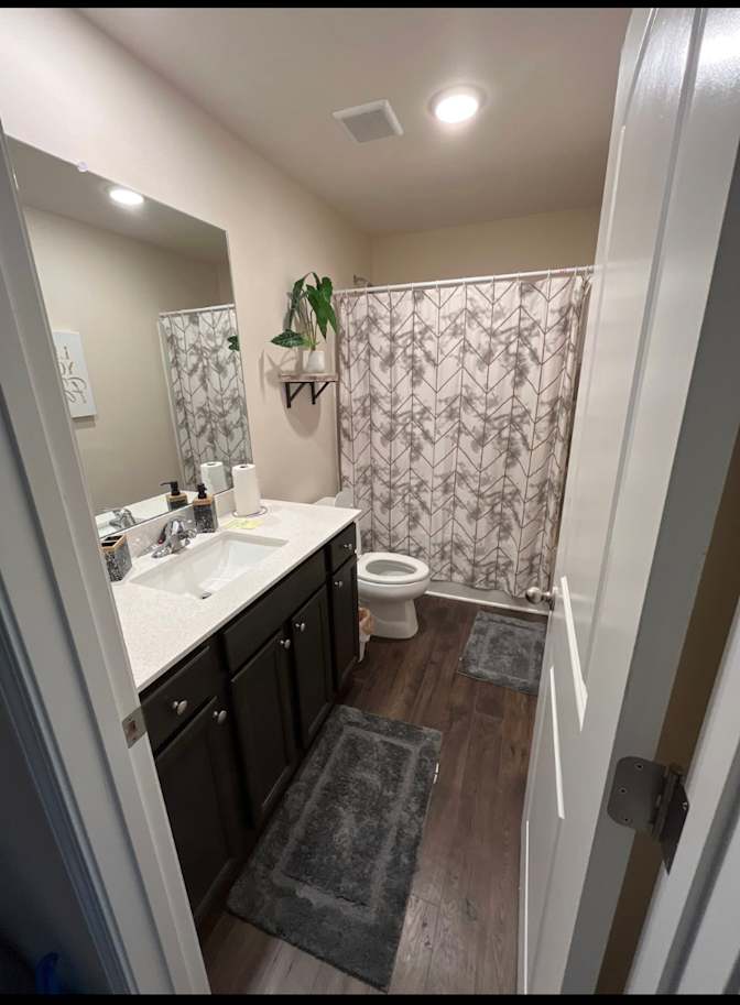 CQ Consultants, LLC's room