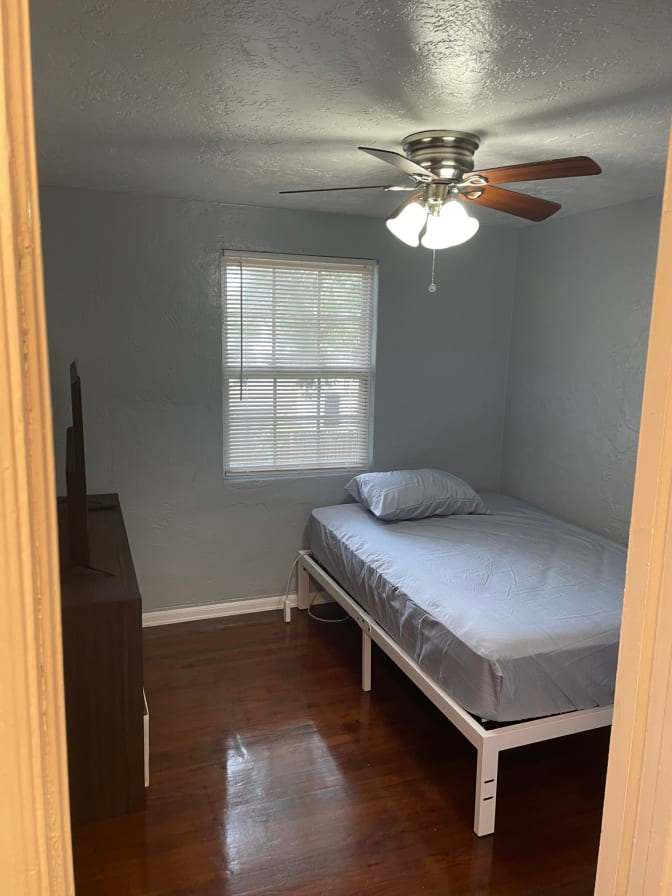 Luis's room