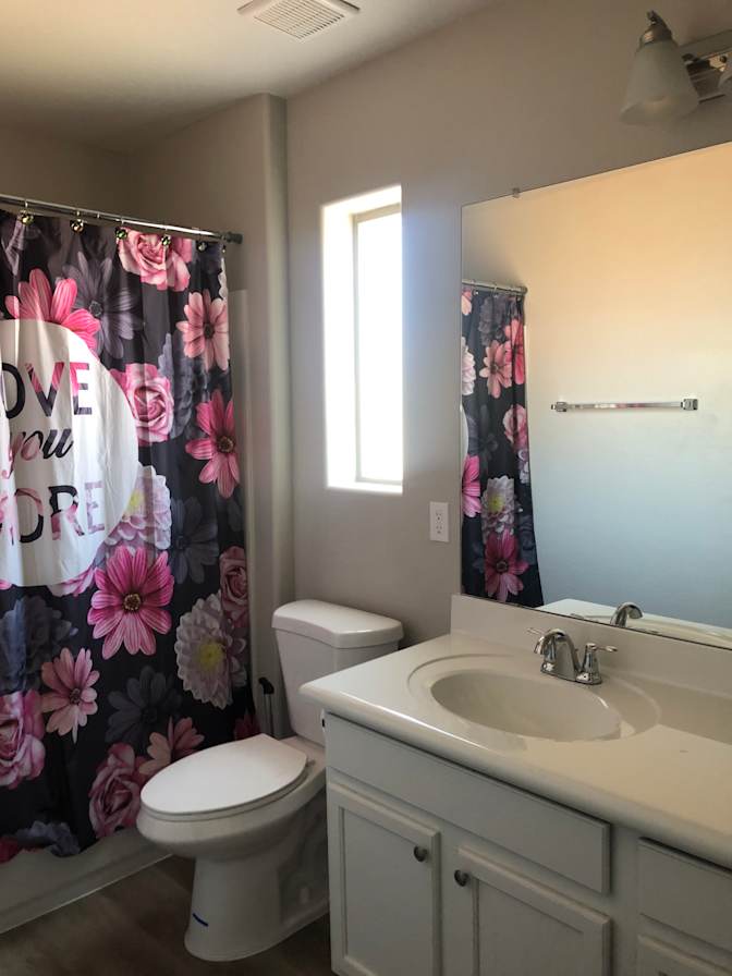 Lia Homes's room