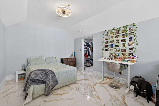 Alcove Rooms's room