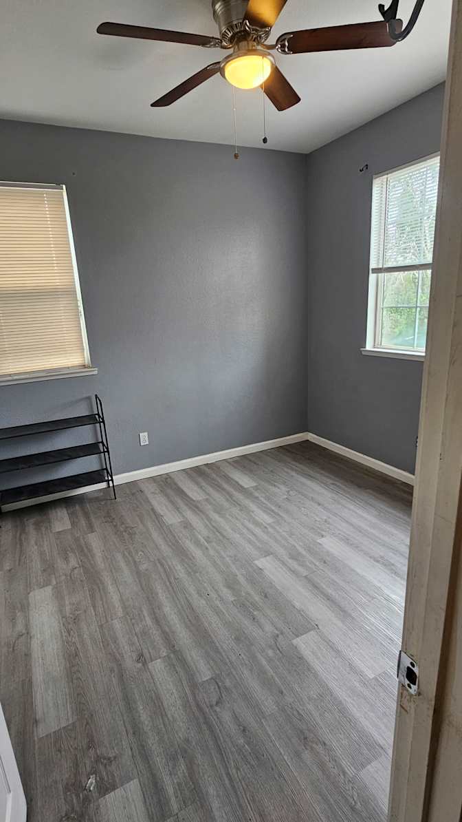 Emmanuel Flores's room