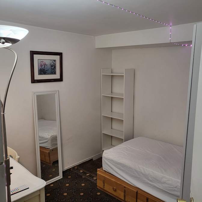 John Kar's room