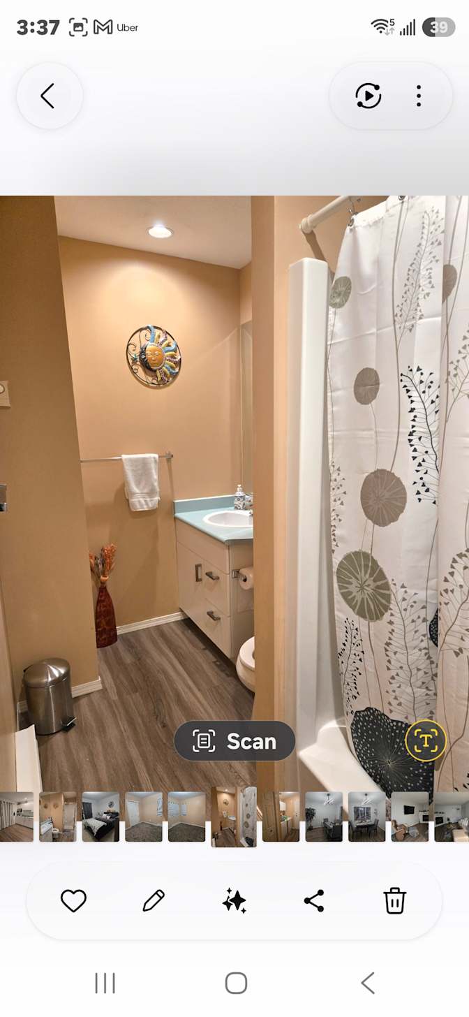 Lareina skolski's room