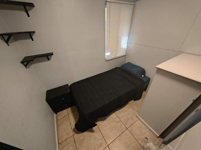 Carlos's room