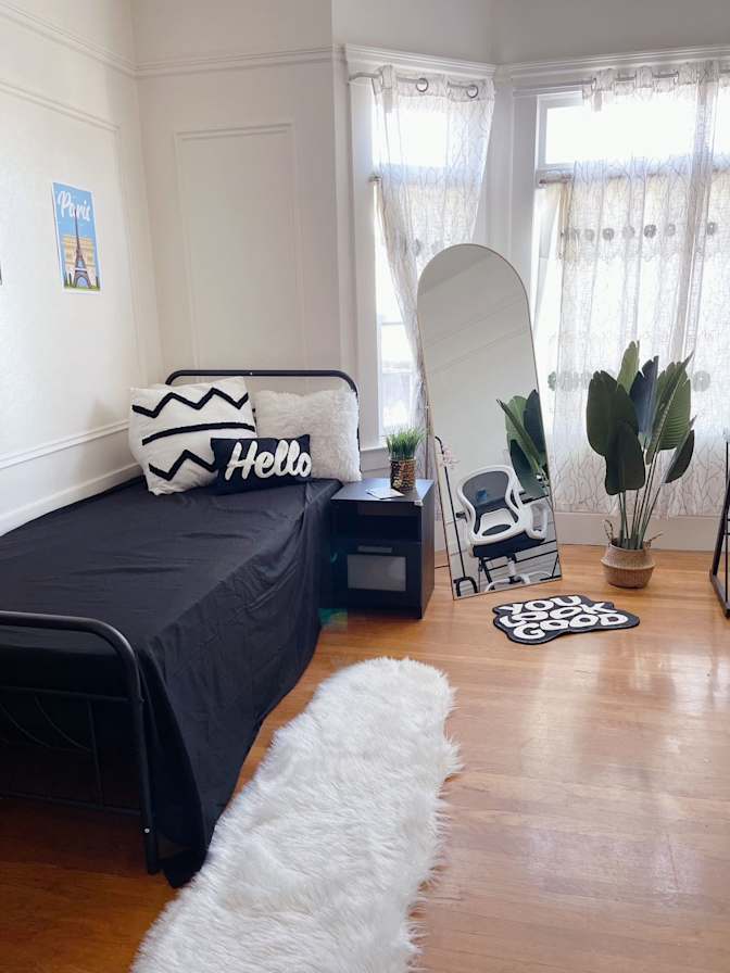 Suzie  Leung's room