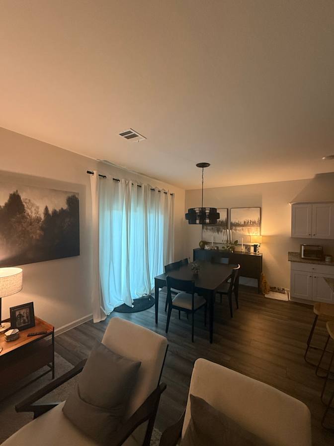 Rolando Flores's room