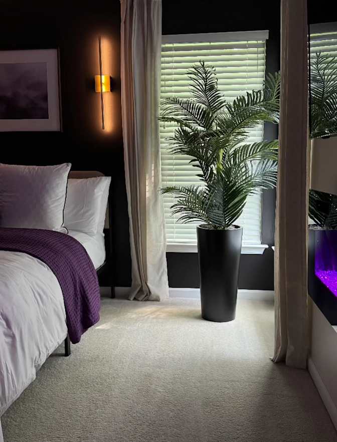 Dee's room