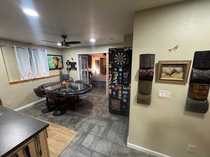 Jeffery Lampas's room