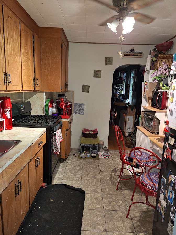 Ryschell Dragunov's room