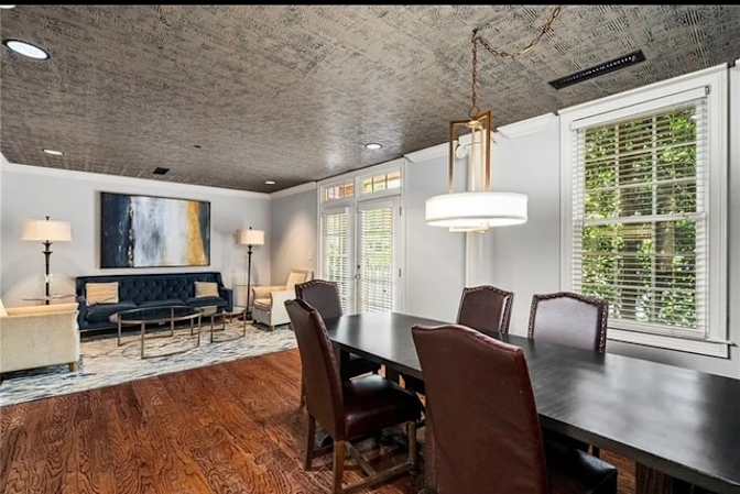 Alcove Rooms's room