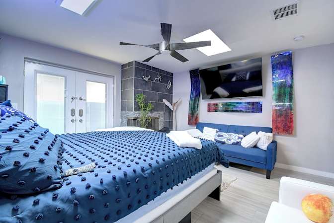 Dennis Lev's room