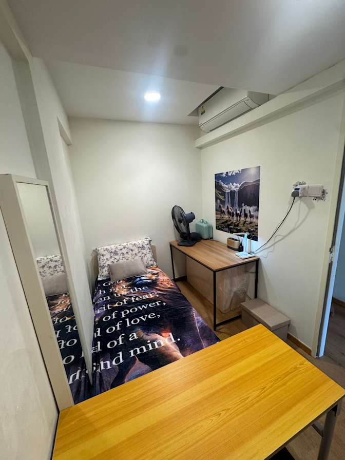 Kimberly  Wong's room