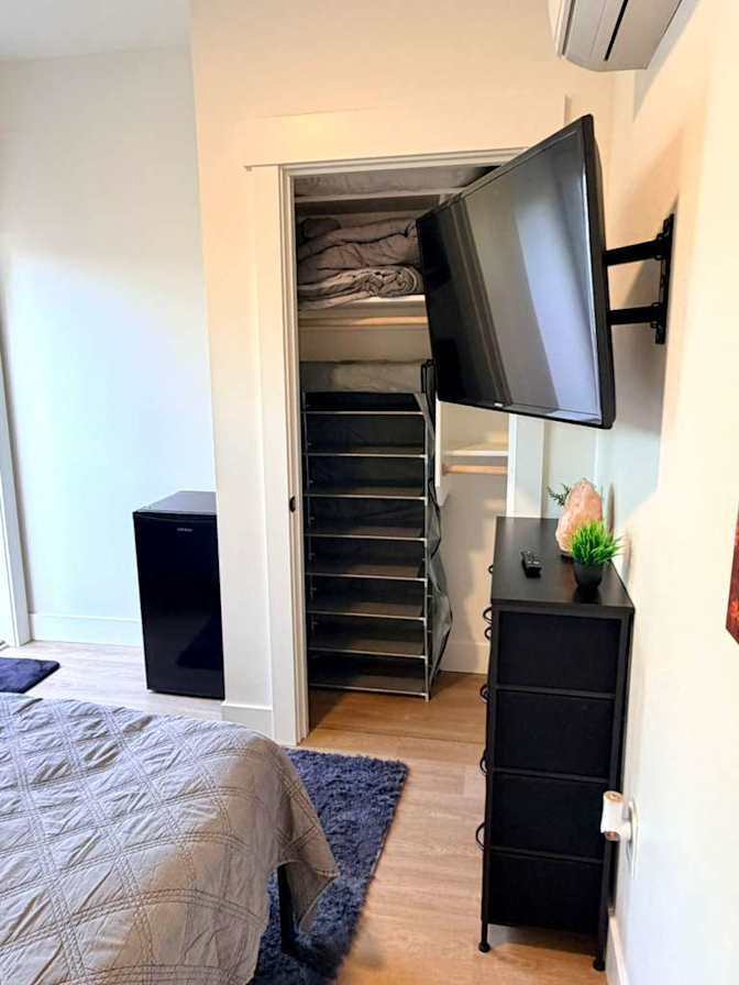 James  Harryhill's room