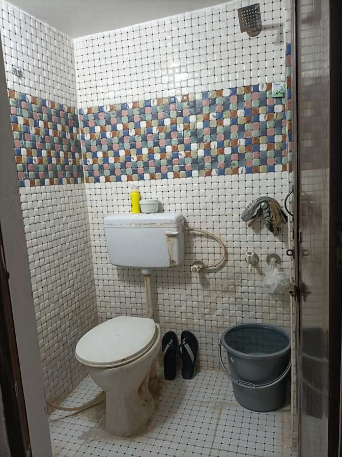 Esha Tomar's room