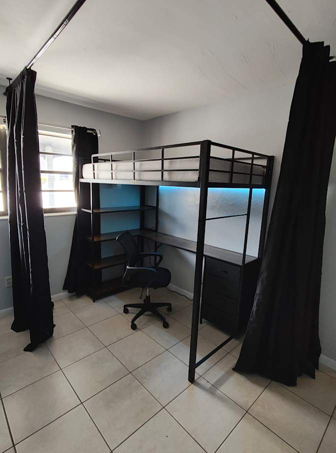 Jay Thomas's room