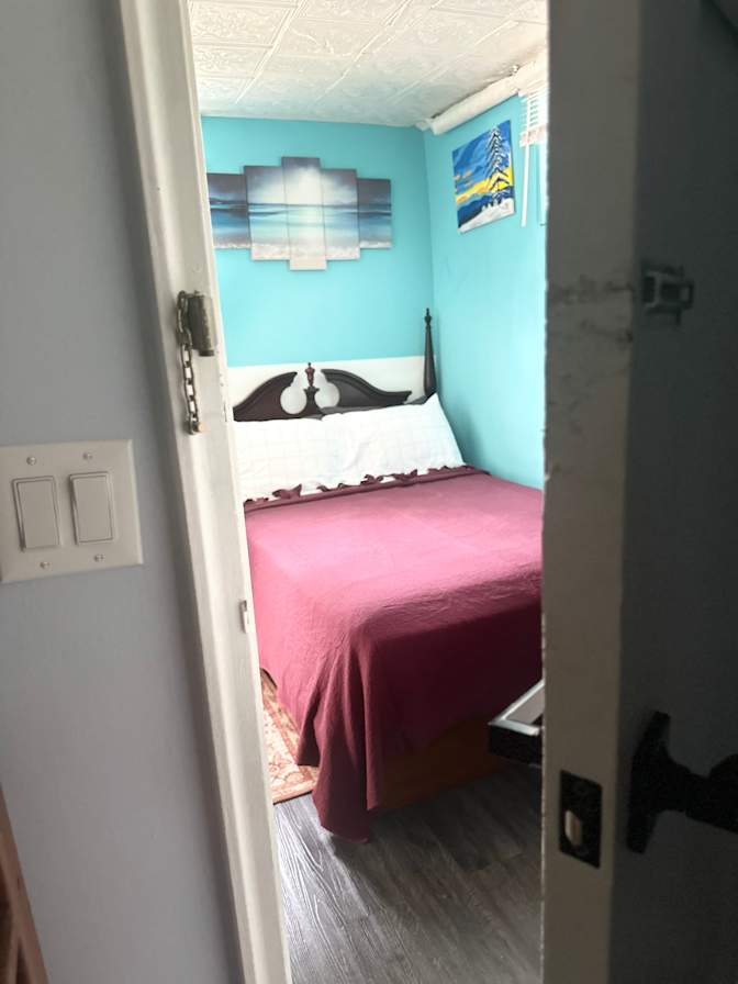 Carshella Hewie's room