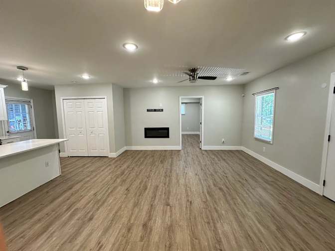 Alcove Rooms's room
