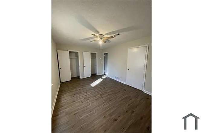 Alcove Rooms's room