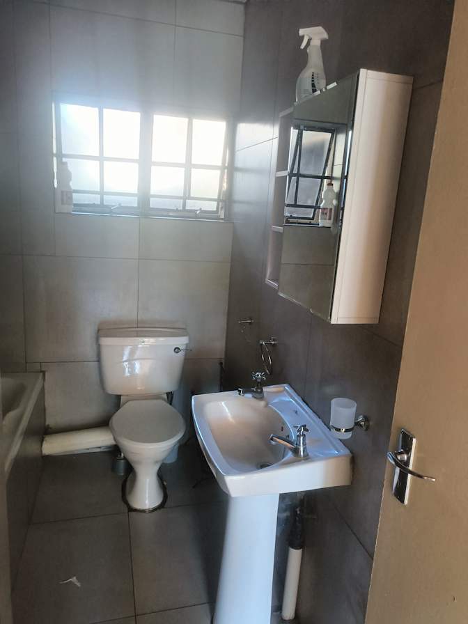 LINDOKUHLE MBATHA's room