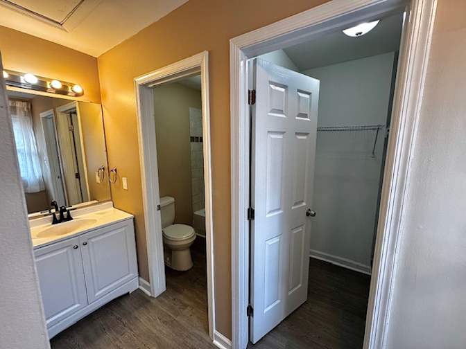 Alcove Rooms's room
