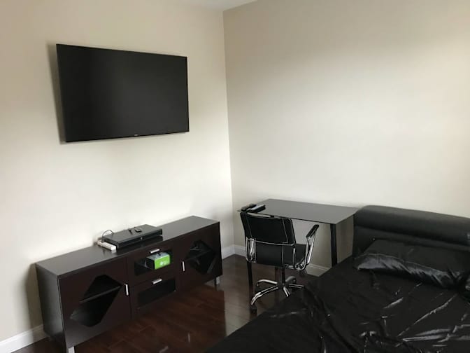tom's room