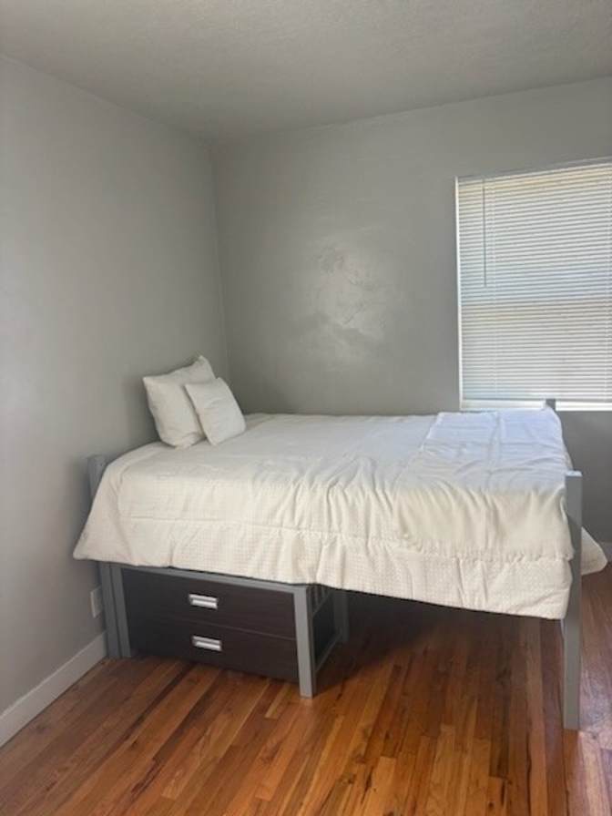 University Gardens's room