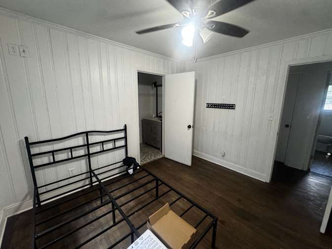 Alcove Rooms's room