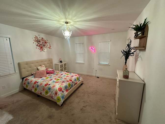 Damien D's room