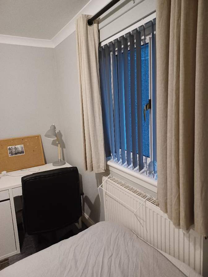Clydebank Commuter Town to Glasgow's room