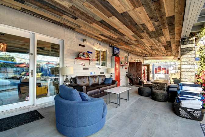 Dennis Lev's room