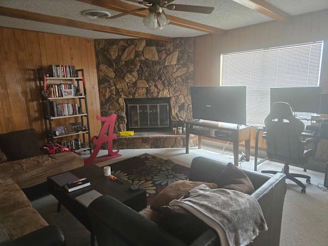 RICARDO's room