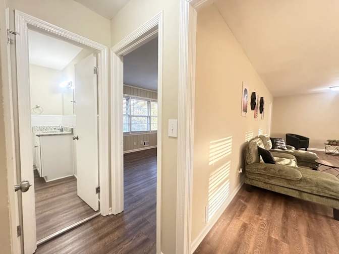 Alcove Rooms's room