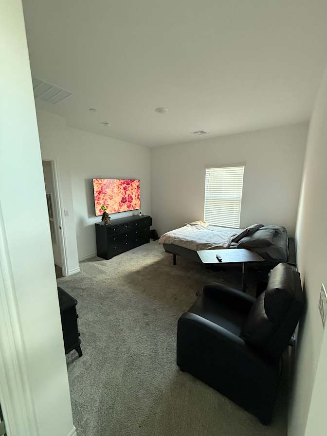 NICOLE's room