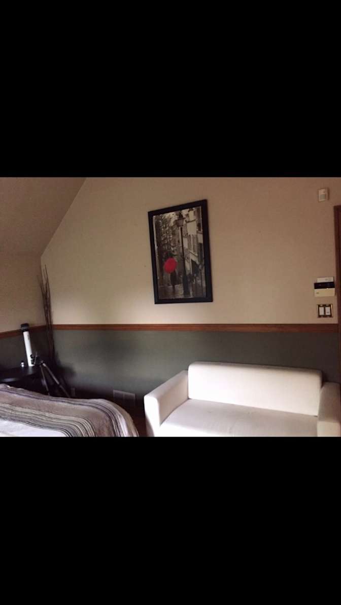 Leslie's room