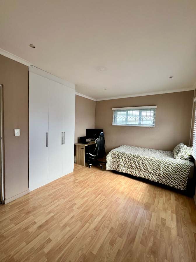 Aashiq Mollagee's room