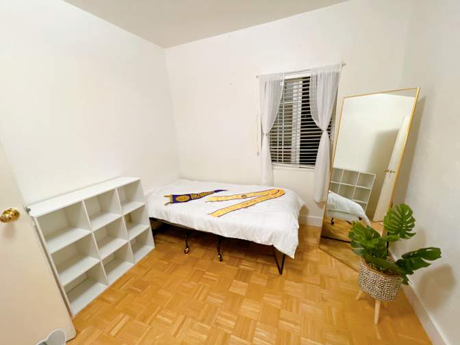 Suzie  Leung's room