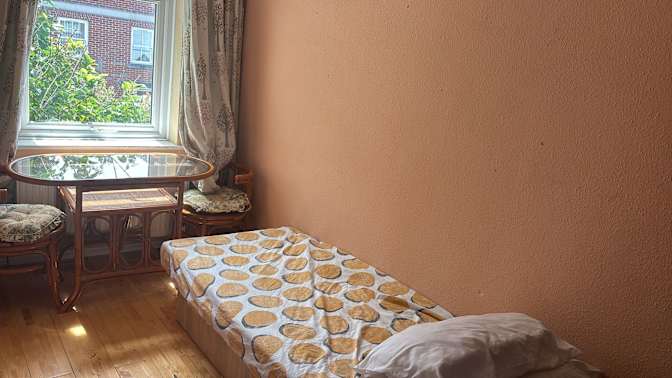 Glen Dyne's room