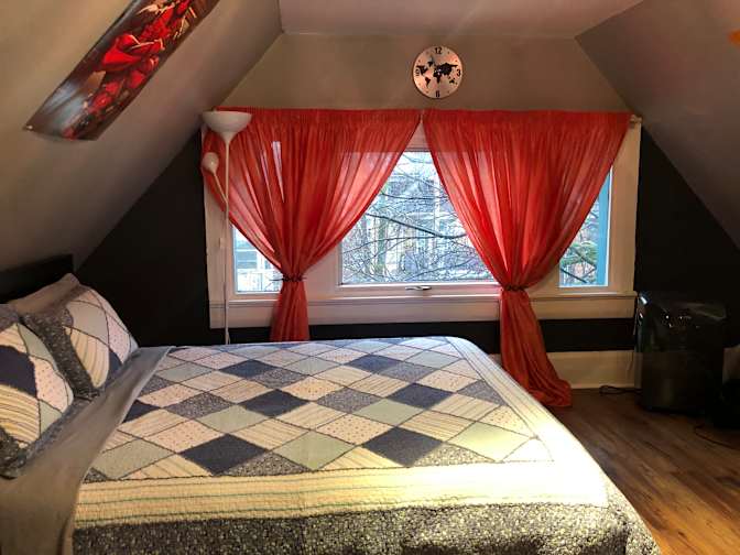 Mahnaz Shahrzad Asr's room