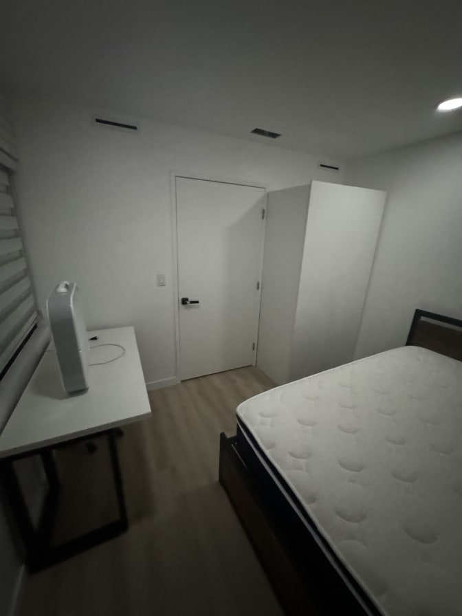 Bronzz's room
