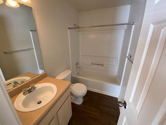 Alcove Rooms's room