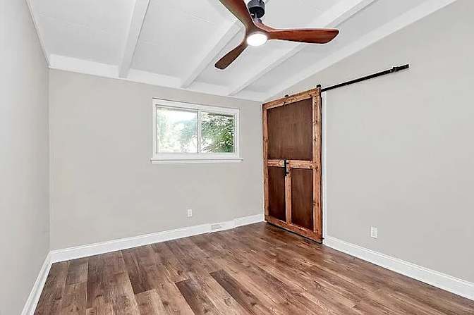Alcove Rooms's room