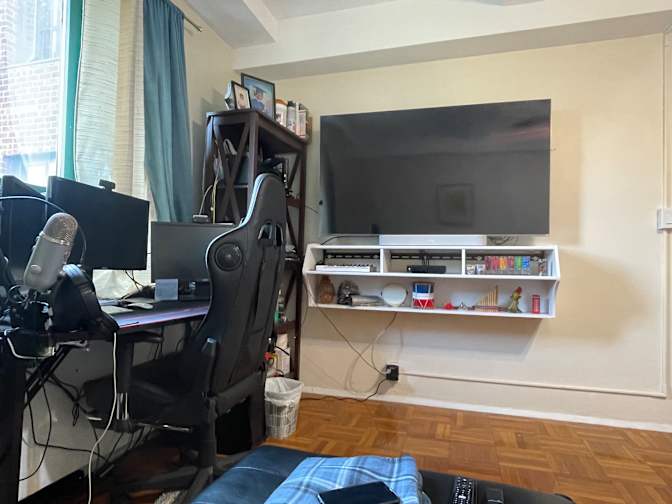 Luis's room
