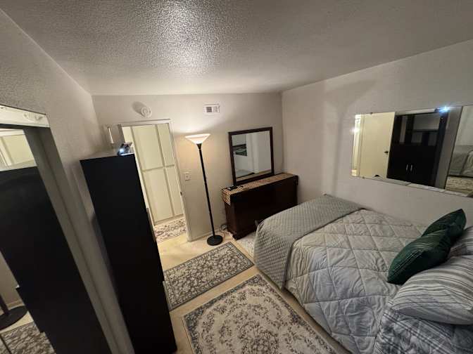 Luz F Mendoza's room