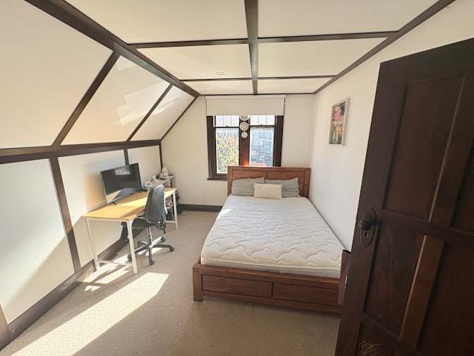 MONA TEPU's room