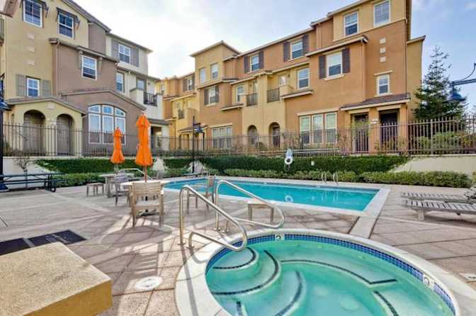 Golden Gate Rentals's room